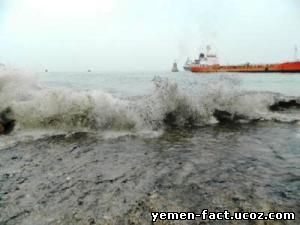 السفينة جانحة على ساحل المكلا والمازوت يتسرب منها