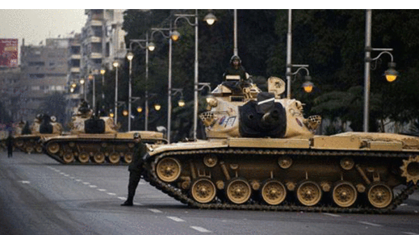 مدرعات الجيش المصري بأحد شوارع القاهرة - أرشيفية