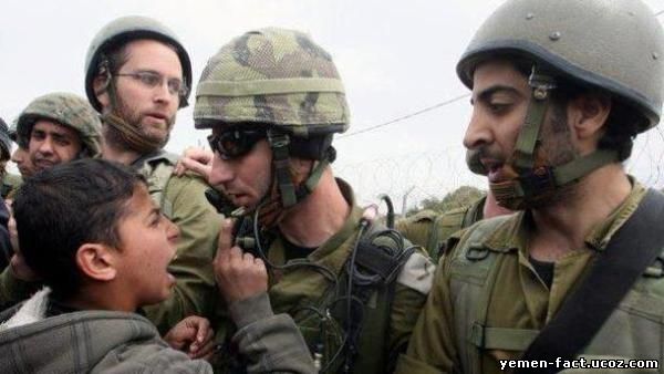 جنود إسرائيليون يعتقلون طفلاً فلسطينياً
