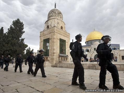 الفلسطينيون يعتبرون انتشار قوات الاحتلال في باحات الأقصى غطاء لحماية المتطرفين اليهود